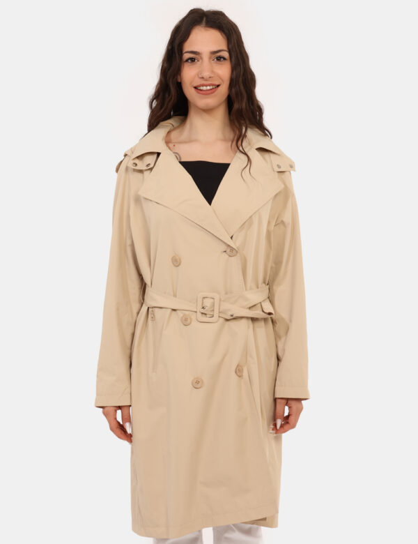 Trench Materica Beige - Trench lungo in total beige, con tasche a taglio trasversale e chiusura a zip più cappuccio. La vest