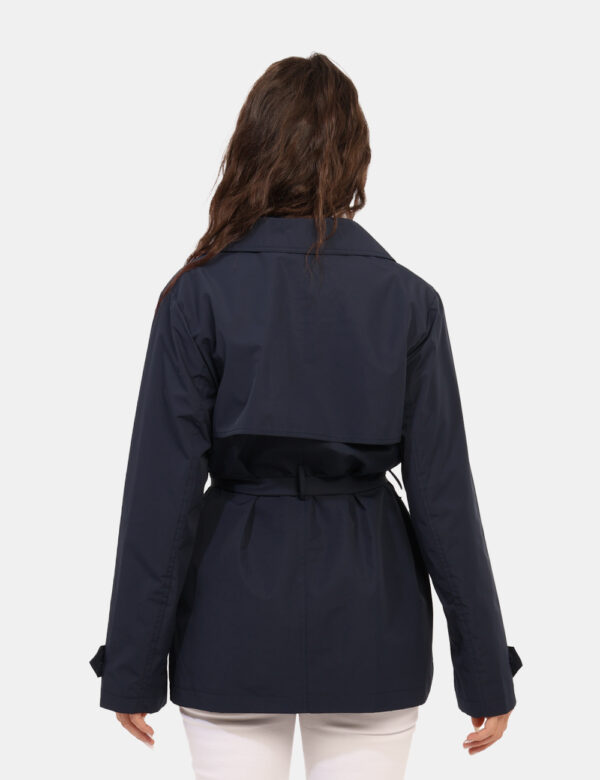 Trench Materica Blu - Trench in total blu, con tasche a taglio trasversale. La vestibilità è morbida e pratica grazie a bott