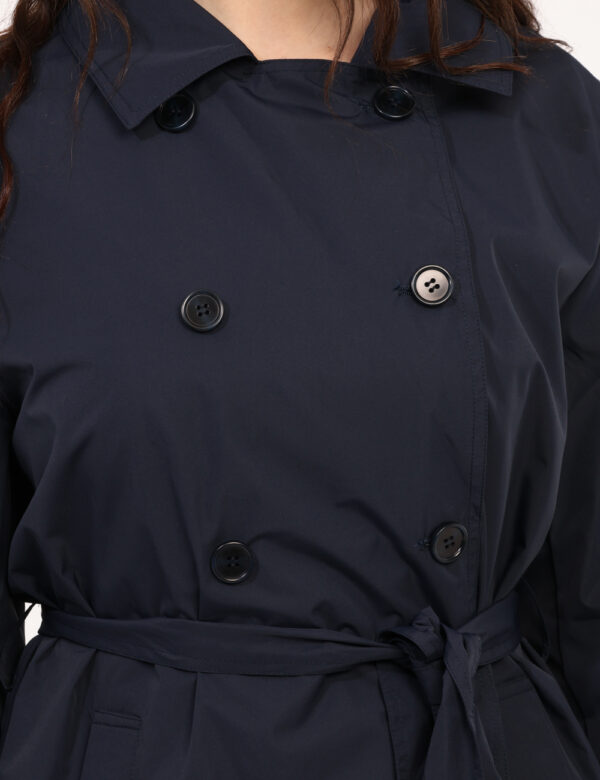 Trench Materica Blu - Trench in total blu, con tasche a taglio trasversale. La vestibilità è morbida e pratica grazie a bott