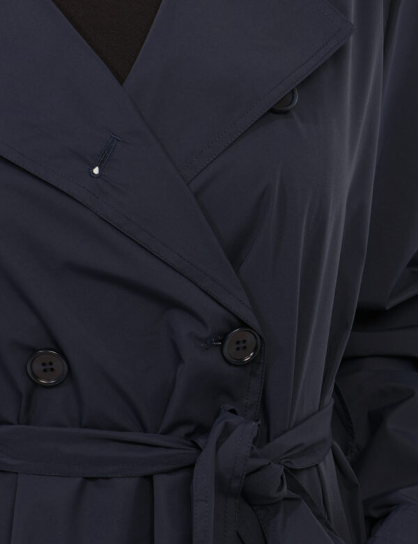Trench Materica Blu - Trench in total blu, con tasche a taglio trasversale. La vestibilità è morbida e pratica grazie a bott