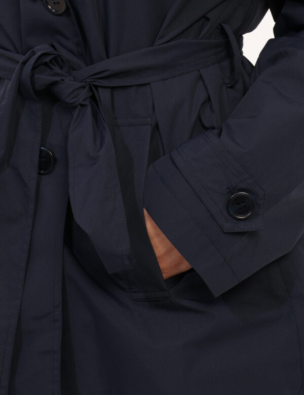 Trench Materica Blu - Trench in total blu, con tasche a taglio trasversale. La vestibilità è morbida e pratica grazie a bott