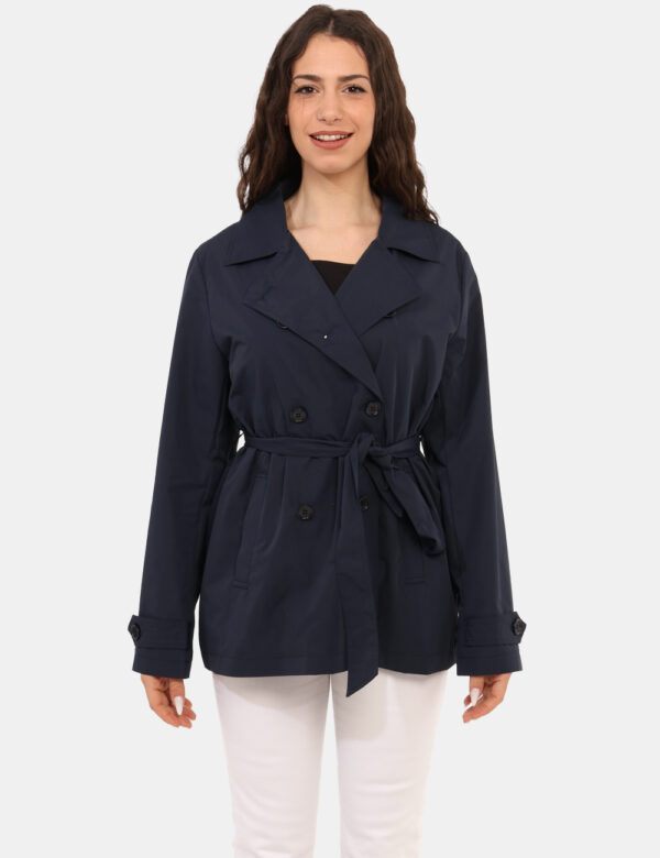 Trench Materica Blu - Trench in total blu, con tasche a taglio trasversale. La vestibilità è morbida e pratica grazie a bott
