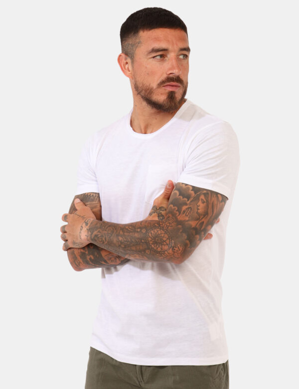 T-shirt Concept83 Bianco - T-shirt classica in total bianco con taschino a toppa ad altezza cuore. La vestibilità è morbida