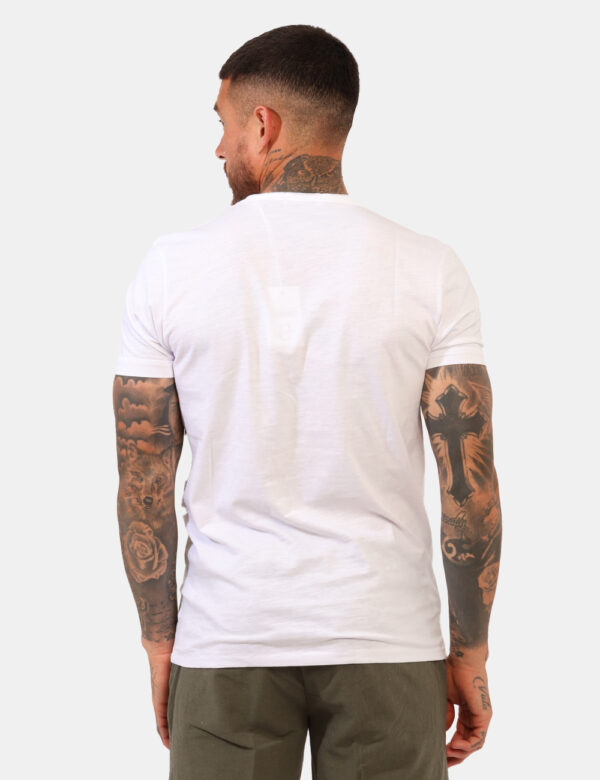 T-shirt Concept83 Bianco - T-shirt classica in total bianco con taschino a toppa ad altezza cuore. La vestibilità è morbida
