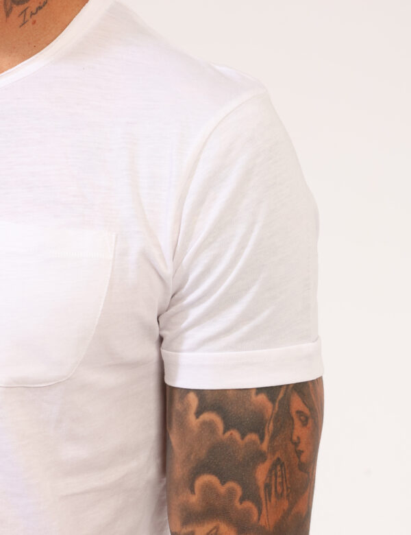 T-shirt Concept83 Bianco - T-shirt classica in total bianco con taschino a toppa ad altezza cuore. La vestibilità è morbida