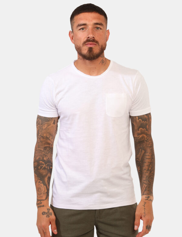 T-shirt Concept83 Bianco - T-shirt classica in total bianco con taschino a toppa ad altezza cuore. La vestibilità è morbida