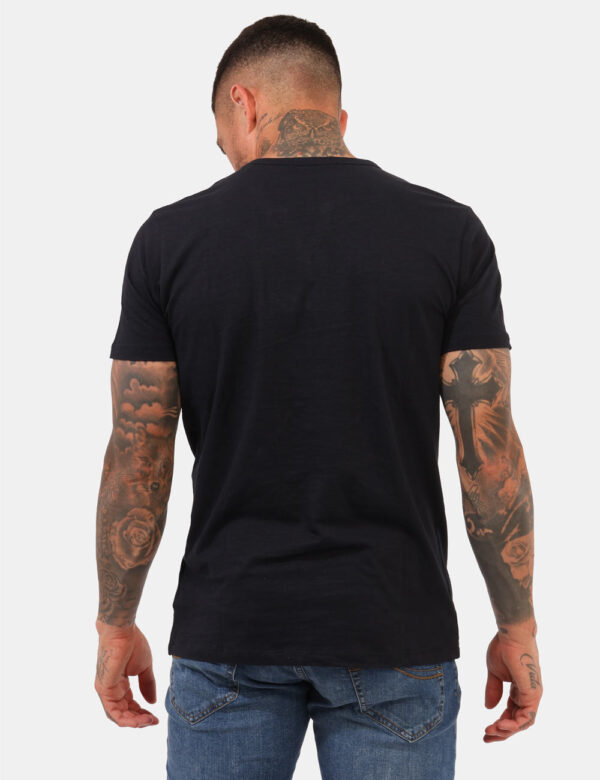T-shirt Concept83 Blu - T-shirt classica in total blu navy. La vestibilità è morbida e pratica grazie a bottoni ad asola in