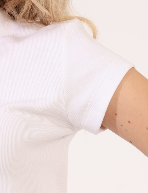 T-shirt Calvin Klein Bianco - T-shirt in maglina, corta ed in total bianco con logo brand ricamato in tono su tono. La vesti