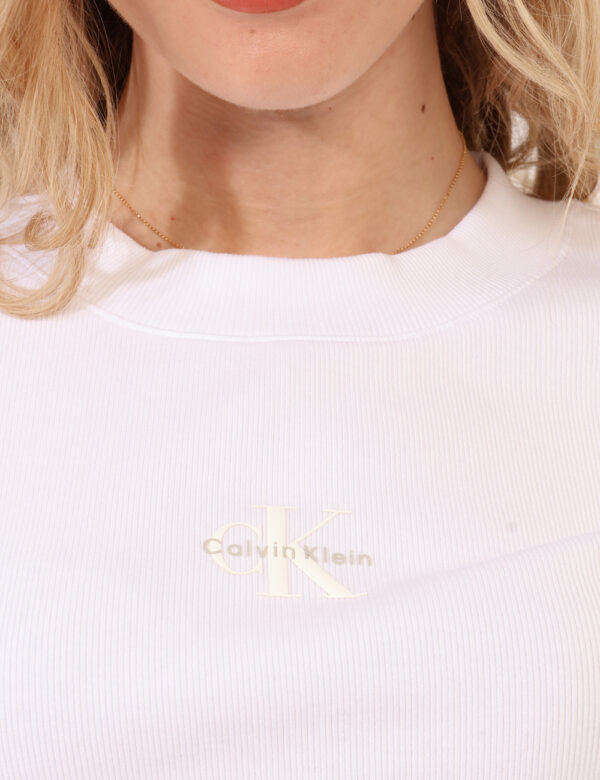 T-shirt Calvin Klein Bianco - T-shirt in maglina, corta ed in total bianco con logo brand ricamato in tono su tono. La vesti