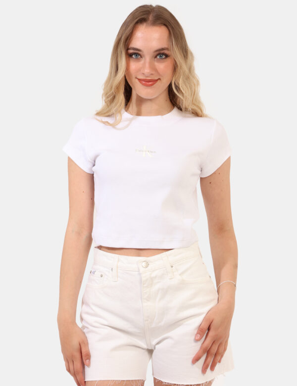 T-shirt Calvin Klein Bianco - T-shirt in maglina, corta ed in total bianco con logo brand ricamato in tono su tono. La vesti