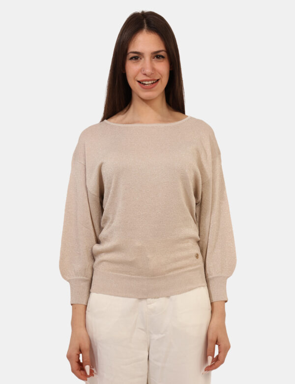 Maglia Yes Zee Beige - Maglia leggera, a maniche lunghe, con scollo a barchetta ed in total beige più filo lurex dorato. La