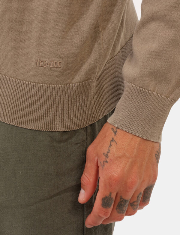 Maglione leggero Yes Zee Marrone - Maglione leggero a maniche lunghe, in total marrone fango. La vestibilità è morbida e reg