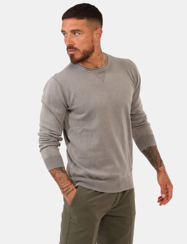 Maglione leggero Yes Zee Grigio - Maglione leggero a maniche lunghe, in total grigio chiaro. La vestibilità è morbida e rego