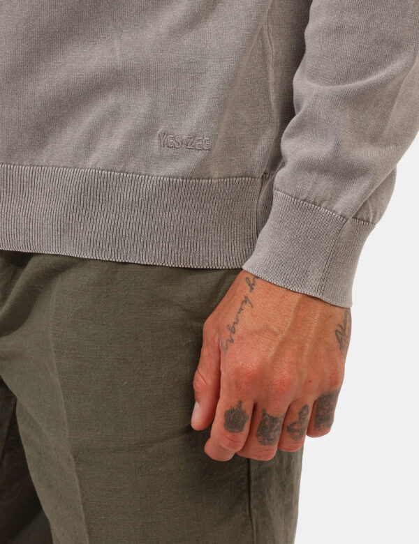 Maglione leggero Yes Zee Grigio - Maglione leggero a maniche lunghe, in total grigio chiaro. La vestibilità è morbida e rego