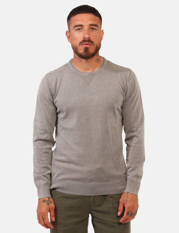 Maglione leggero Yes Zee Grigio - Maglione leggero a maniche lunghe, in total grigio chiaro. La vestibilità è morbida e rego