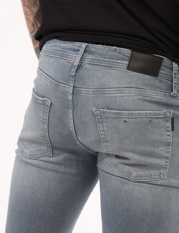 Jeans Antony Morato Jeans - Jeans in total blu denim light, tendente al grigio, con tasche sagomate sul fronte e tasche a to