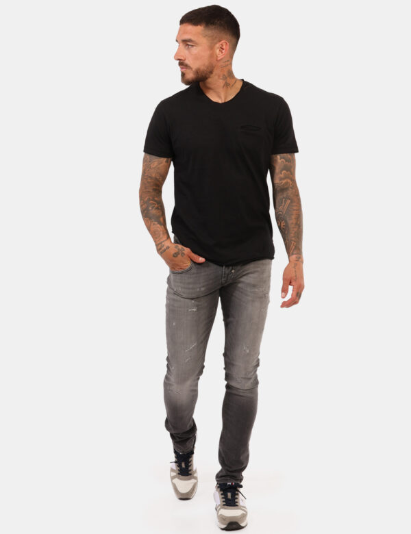 Jeans Antony Morato Nero - Jeans in total nero slavato con ripped, più tasche sagomate sul fronte e tasche a toppa sul retro