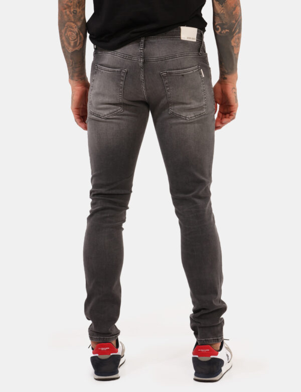Jeans Antony Morato Nero - Jeans in total nero slavato con ripped, più tasche sagomate sul fronte e tasche a toppa sul retro