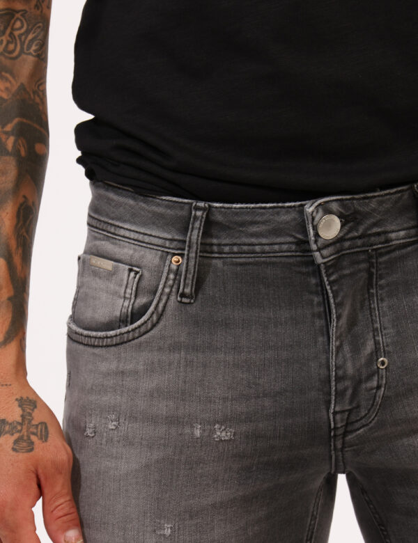 Jeans Antony Morato Nero - Jeans in total nero slavato con ripped, più tasche sagomate sul fronte e tasche a toppa sul retro