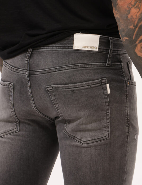 Jeans Antony Morato Nero - Jeans in total nero slavato con ripped, più tasche sagomate sul fronte e tasche a toppa sul retro