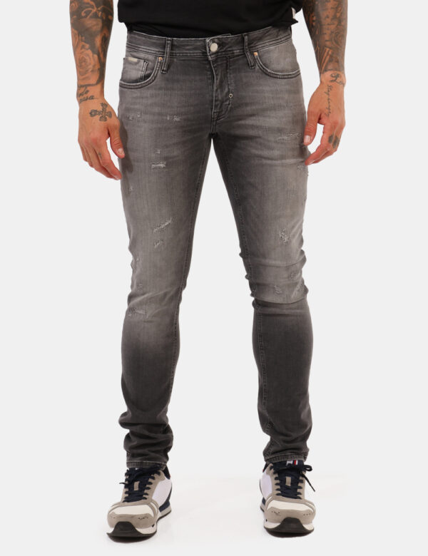 Jeans Antony Morato Nero - Jeans in total nero slavato con ripped, più tasche sagomate sul fronte e tasche a toppa sul retro
