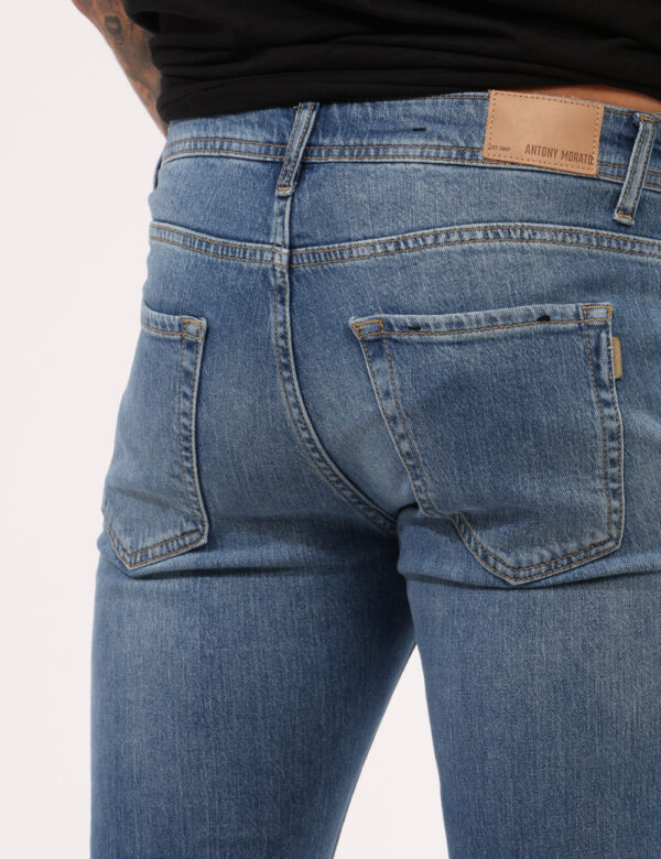 Jeans Antony Morato Jeans - Jeans in total blu denim slavato, più tasche sagomate sul fronte e tasche a toppa sul retro. La