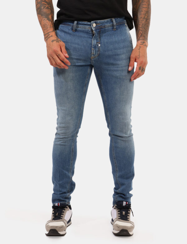 Jeans Antony Morato Jeans - Jeans in total blu denim slavato, più tasche sagomate sul fronte e tasche a toppa sul retro. La