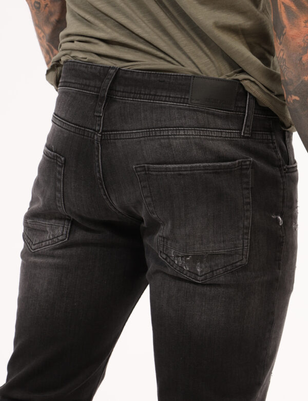 Jeans Antony Morato Nero - Jeans in total nero slavato con ripped, più tasche sagomate sul fronte e tasche a toppa sul retro