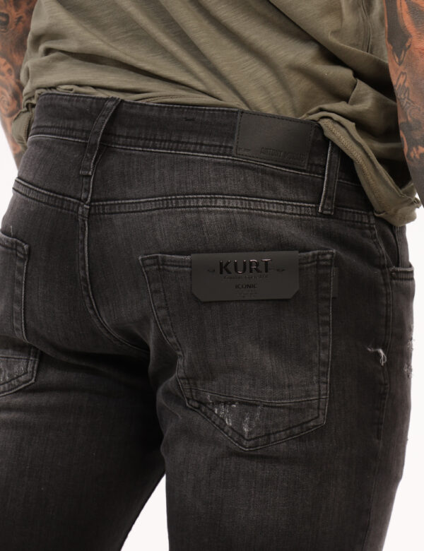 Jeans Antony Morato Nero - Jeans in total nero slavato con ripped, più tasche sagomate sul fronte e tasche a toppa sul retro