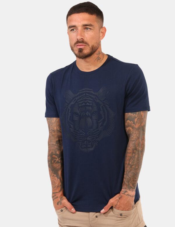 T-shirt Antony Morato Blu - T-shirt su base blu navy con stampa stilizzato leone in rilievo. La vestibilità è morbida e rego