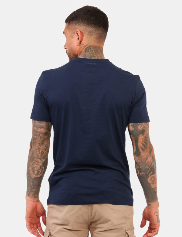 T-shirt Antony Morato Blu - T-shirt su base blu navy con stampa stilizzato leone in rilievo. La vestibilità è morbida e rego