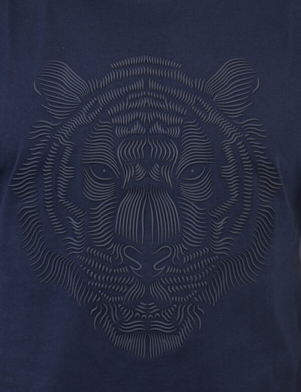 T-shirt Antony Morato Blu - T-shirt su base blu navy con stampa stilizzato leone in rilievo. La vestibilità è morbida e rego