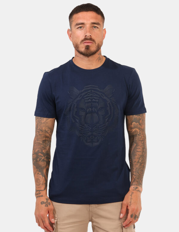 T-shirt Antony Morato Blu - T-shirt su base blu navy con stampa stilizzato leone in rilievo. La vestibilità è morbida e rego