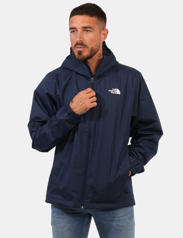 Giacca The North Face Blu - Giacca impermeabile con cappuccio, in total blu, con logo brand ad altezza cuore. Presenti tasch