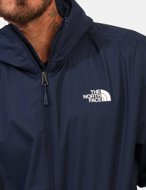 Giacca The North Face Blu - Giacca impermeabile con cappuccio, in total blu, con logo brand ad altezza cuore. Presenti tasch