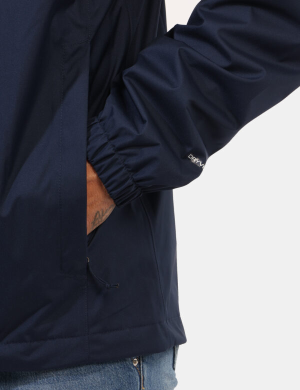 Giacca The North Face Blu - Giacca impermeabile con cappuccio, in total blu, con logo brand ad altezza cuore. Presenti tasch