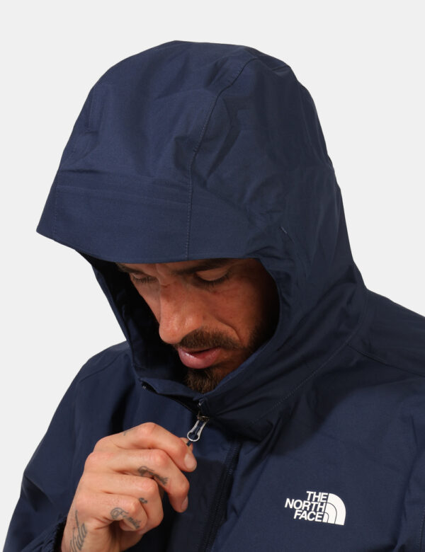 Giacca The North Face Blu - Giacca impermeabile con cappuccio, in total blu, con logo brand ad altezza cuore. Presenti tasch