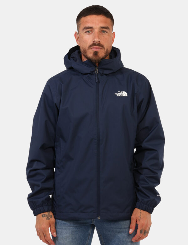 Giacca The North Face Blu - Giacca impermeabile con cappuccio, in total blu, con logo brand ad altezza cuore. Presenti tasch