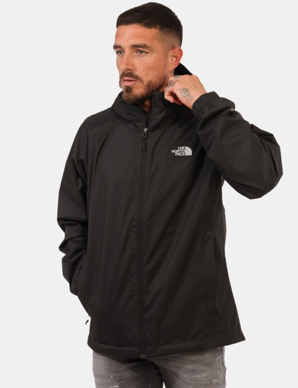 Giacca The North Face Nero - Giacca impermeabile con cappuccio, in total nero, con logo brand ad altezza cuore. Presenti tas