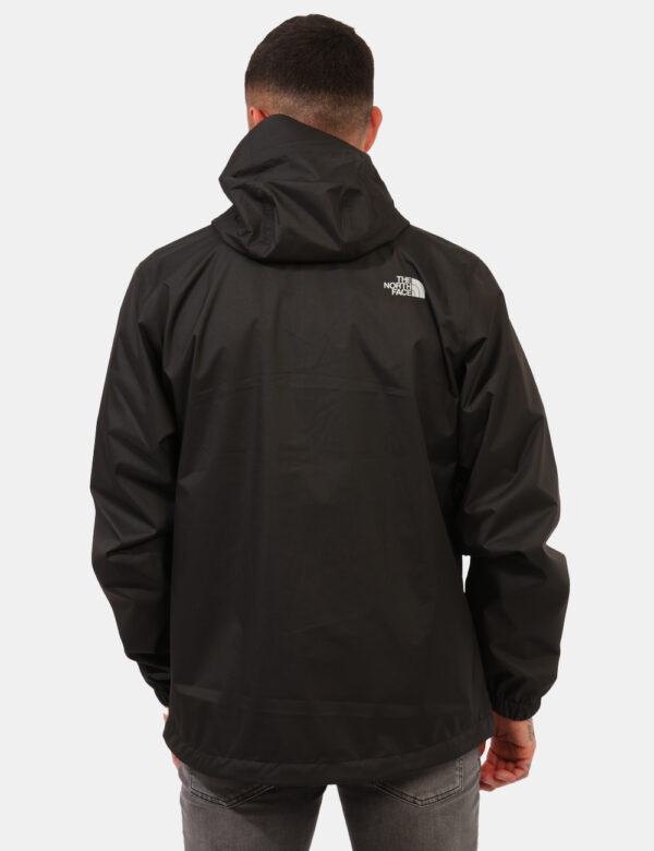 Giacca The North Face Nero - Giacca impermeabile con cappuccio, in total nero, con logo brand ad altezza cuore. Presenti tas