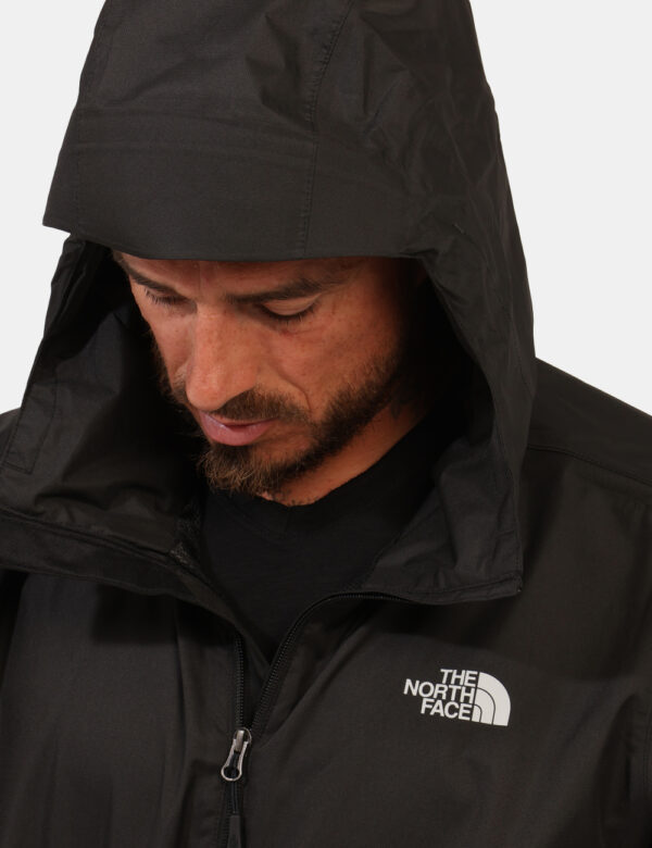 Giacca The North Face Nero - Giacca impermeabile con cappuccio, in total nero, con logo brand ad altezza cuore. Presenti tas