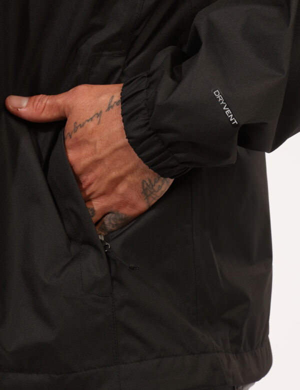 Giacca The North Face Nero - Giacca impermeabile con cappuccio, in total nero, con logo brand ad altezza cuore. Presenti tas