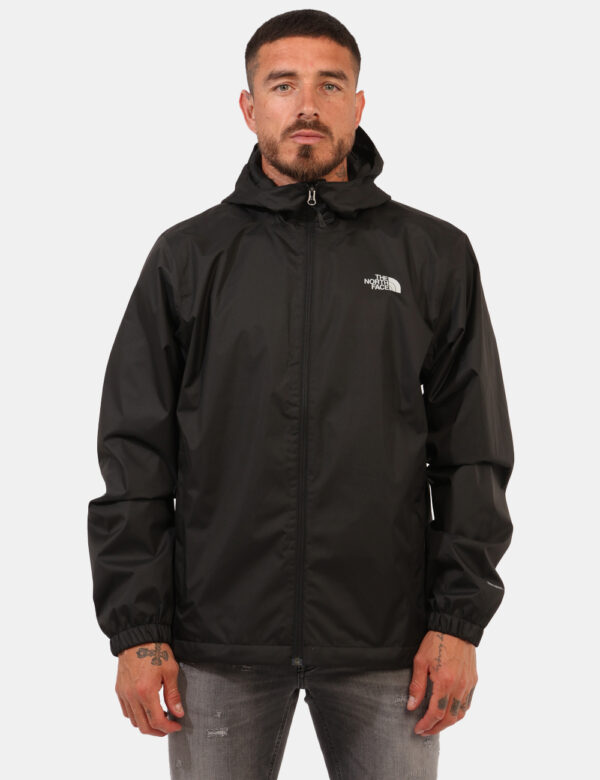 Giacca The North Face Nero - Giacca impermeabile con cappuccio, in total nero, con logo brand ad altezza cuore. Presenti tas