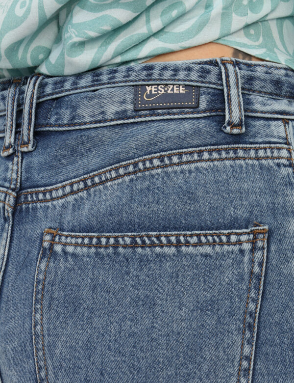 Shorts Yes Zee Jeans - Short in jeans blu denim, con dettagli dorati e orlo sfrangiato. Presenti tasche sagomate sul fronte