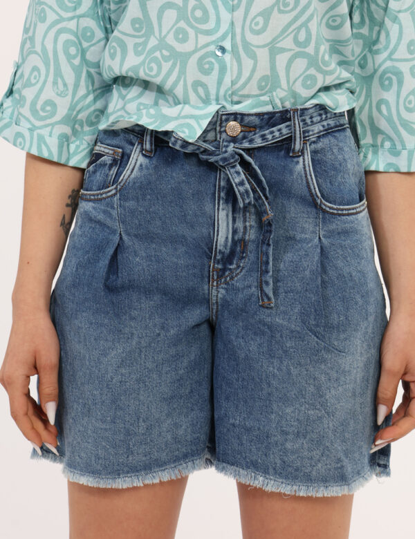 Shorts Yes Zee Jeans - Short in jeans blu denim, con dettagli dorati e orlo sfrangiato. Presenti tasche sagomate sul fronte