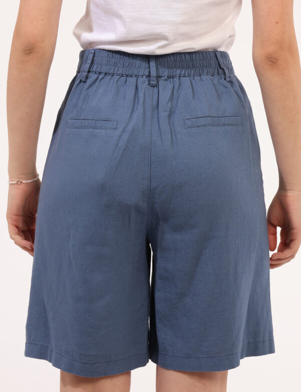 Shorts Yes Zee Blu - Shorts modello al ginocchio, in total blu avio con tasche a taglio trasversale e fake tasche sul retro.