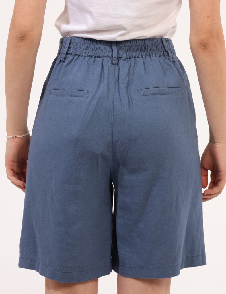 Shorts Yes Zee Blu - Shorts modello al ginocchio, in total blu avio con tasche a taglio trasversale e fake tasche sul retro.