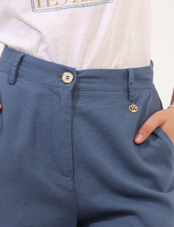 Shorts Yes Zee Blu - Shorts modello al ginocchio, in total blu avio con tasche a taglio trasversale e fake tasche sul retro.