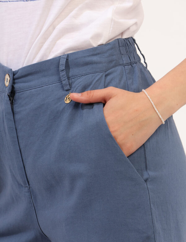 Shorts Yes Zee Blu - Shorts modello al ginocchio, in total blu avio con tasche a taglio trasversale e fake tasche sul retro.