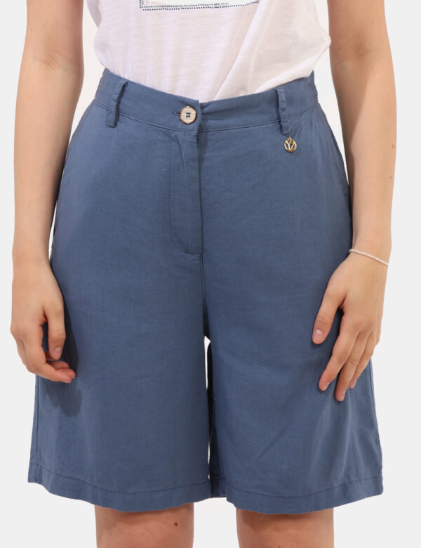 Shorts Yes Zee Blu - Shorts modello al ginocchio, in total blu avio con tasche a taglio trasversale e fake tasche sul retro.